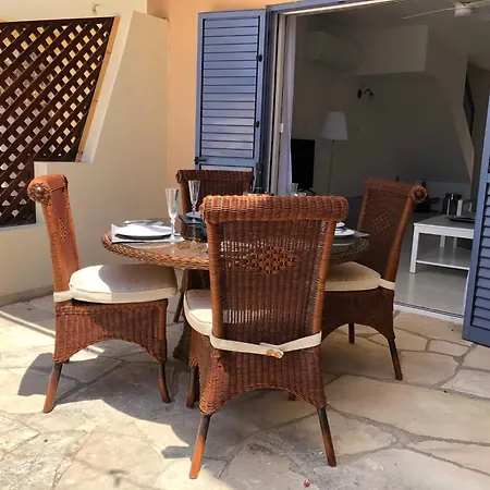 Regina Gardens - Modern 2 Bed Maisonette Semesterbostad *