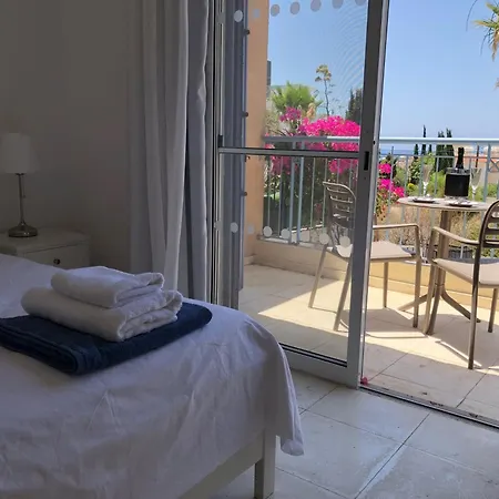 Regina Gardens - Modern 2 Bed Maisonette פאפוס