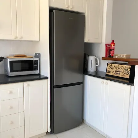 Regina Gardens - Modern 2 Bed Maisonette Holiday home Paphos