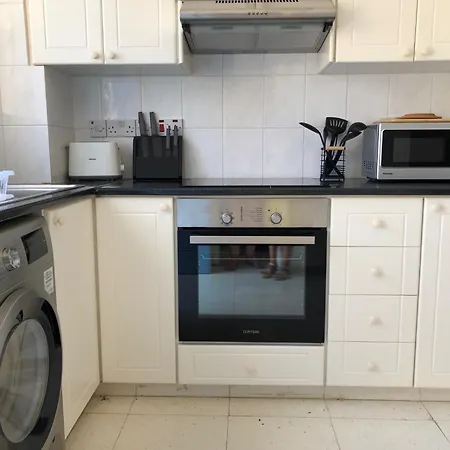 Regina Gardens - Modern 2 Bed Maisonette Holiday home *