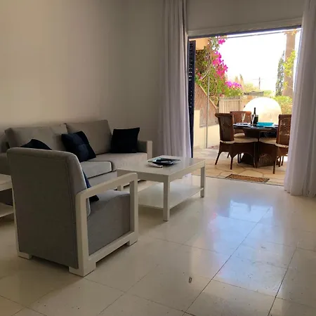Regina Gardens - Modern 2 Bed Maisonette פאפוס