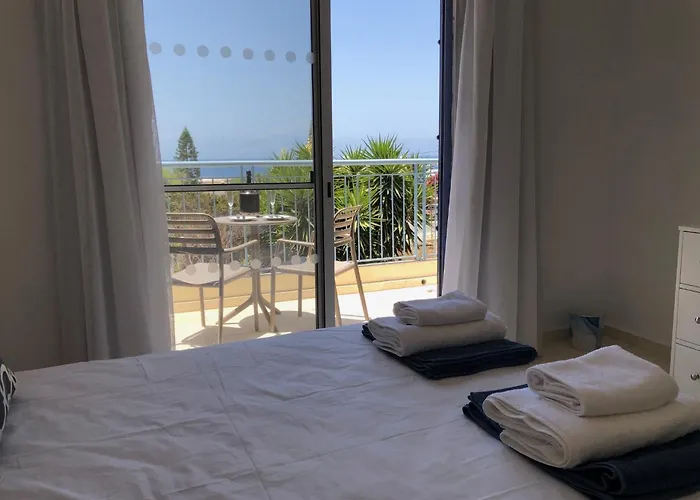 Regina Gardens - Modern 2 Bed Maisonette *