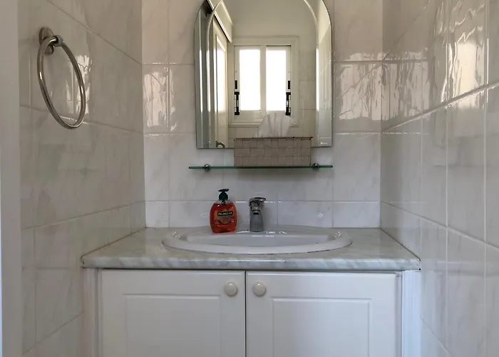 Regina Gardens - Modern 2 Bed Maisonette Paphos