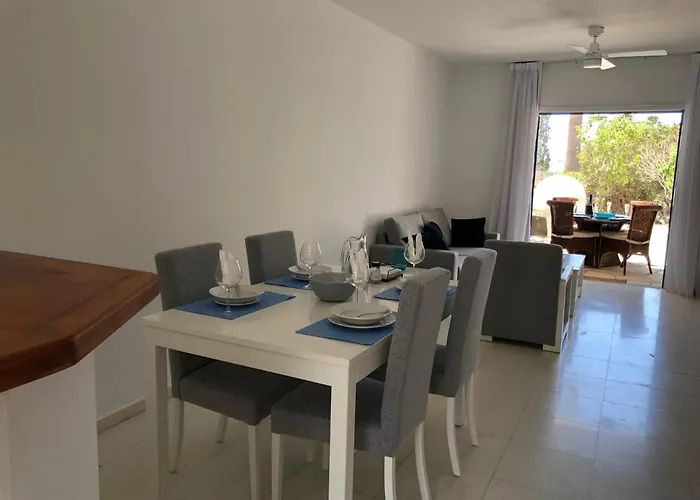 Regina Gardens - Modern 2 Bed Maisonette