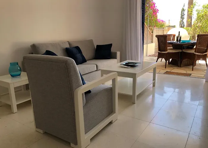 Regina Gardens - Modern 2 Bed Maisonette *