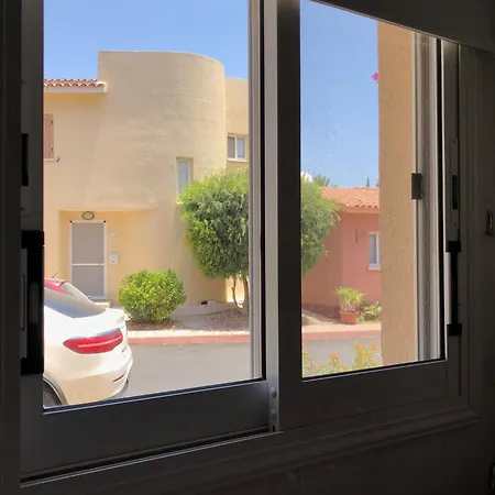 Regina Gardens - Modern 2 Bed Maisonette Vakantiehuis