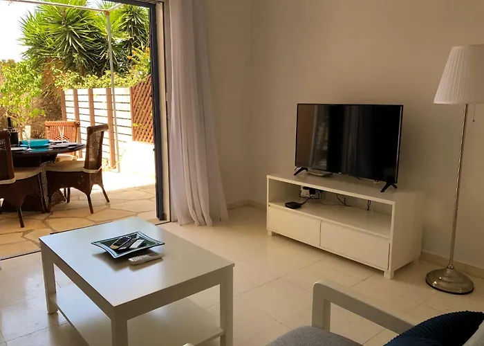 Regina Gardens - Modern 2 Bed Maisonette Paphos